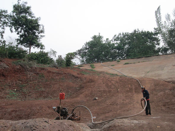 Hồ Ea H’ra, xã Ea Tul (Cư M’gar) cạn kiệt nguồn nước khiến vườn cà phê của các hộ lân cận bị hạn.