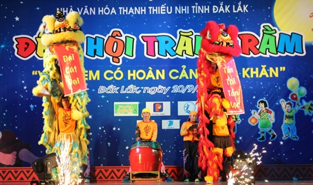 Tiết mục múa lân tại đêm hội