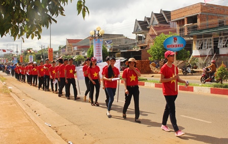 Đoàn viên thanh niên tham gia diễu hành...