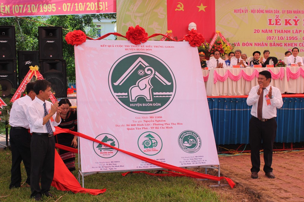 Lãnh đạo huyện Buôn Đôn công bố biểu trưng của huyện