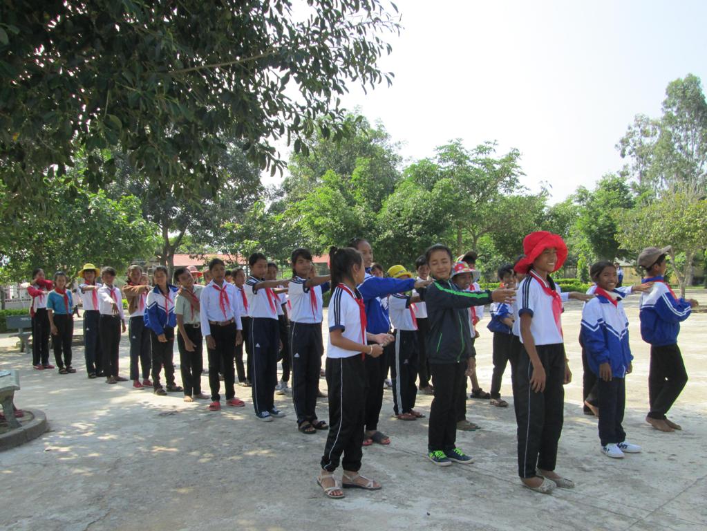 Học sinh Trường THCS Chu Văn An trong một giờ học tập thể dục.