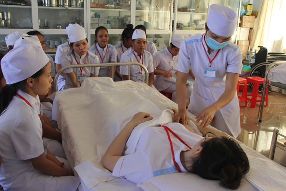 Các ngành đào tạo liên quan đến sức khỏe không còn hấp dẫn học sinh. Trong ảnh: Giờ thực hành của học sinh ngành Điều dưỡng Trường Trung cấp Tây Nguyên.