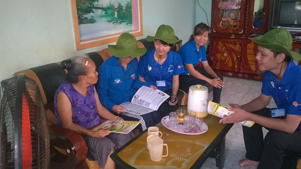 Đoàn viên thanh niên huyện Krông Ana thăm hỏi một hộ đồng bào dân tộc thiểu số ở xã Ea Bông.