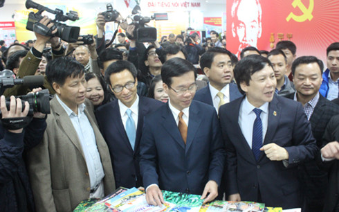 Đồng chí Võ Văn Thưởng, đồng chí Vũ Đức Đam (thứ 2, 3 hàng đầu, từ phải sang) cùng các đại biểu tham quan Hội Báo. (Ảnh: VOV)