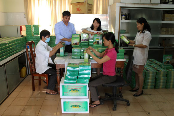 Đóng gói sản phẩm về chế phẩm men vi sinh Biowa của Trung tâm Ứng dụng tiến bộ khoa học công nghệ.