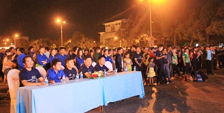 Các đại biểu và đoàn viên thanh niên tham gia hoạt động hưởng ứng Giờ Trái đất năm 2016