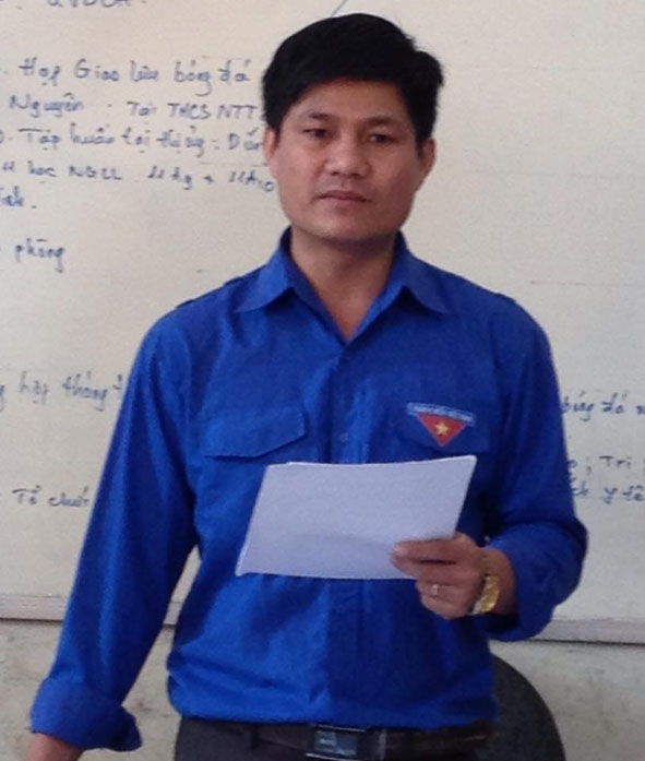 Anh Đinh Khắc Dũng, Bí thư Đoàn Trường THPT Huỳnh Thúc Kháng. Ảnh: Hồng Vân