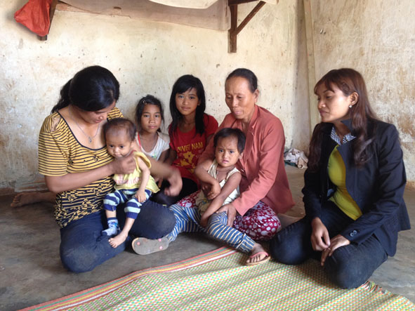 Chị Nguyễn Thị Đào (thứ 2, từ phải sang) tuyên truyền về chính sách dân số -KHHGĐ cho một hộ dân trong buôn. 