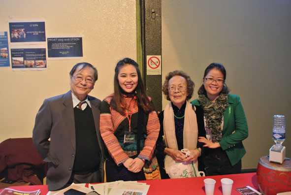 Ông Nguyễn Thanh Tòng (bìa trái), Ban Hướng về Việt Nam và bác sỹ Thérese, nguyên  Chủ tịch  Hội người  Việt Nam  tại Pháp (thứ 3, trái qua) người quyên tặng 15.000 euro  xây  điểm trường  mẫu giáo  ở huyện  Krông Búk.