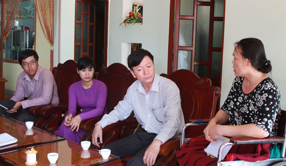 Bà Ngô Thị Minh, công nhân Công ty TNHH Môi trường Đông Phương chia sẻ nỗi đau sau khi bị tai nạn mất 98% sức lao động .