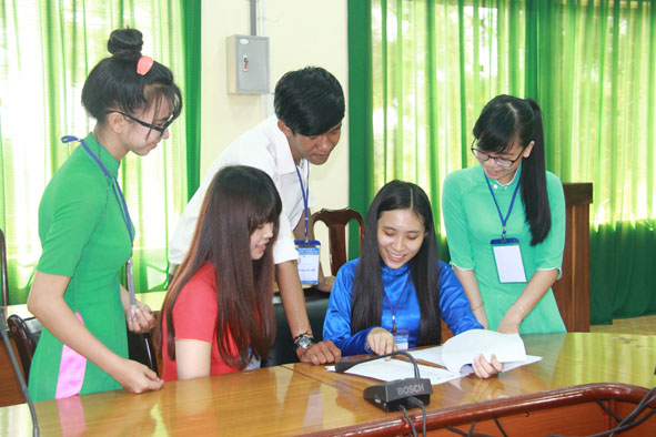 Sinh viên Trường Đại học Tây Nguyên tự học  để trau dồi khả năng ngoại ngữ.