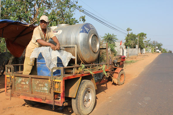 Ông Ama Phôi ở buôn Huk B, xã Cư M’gar (huyện Cư M’gar) đang mua nước sinh hoạt.