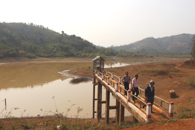 Đập Ea T'lá 2, xã Hòa Hiệp, huyện Cư Kuin bị bồi lắng nghiêm trọng, dạn chế khả năng tưới