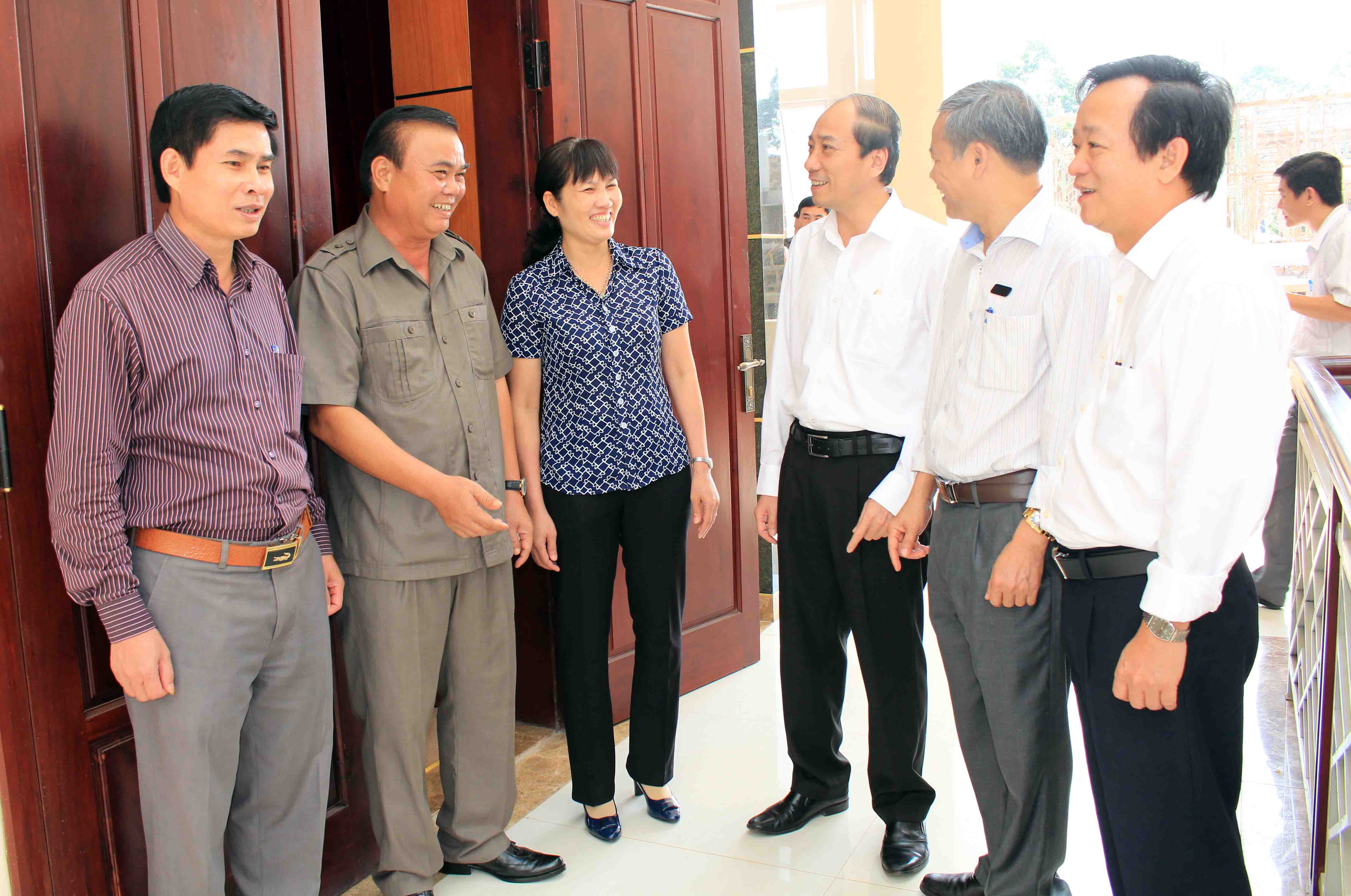 Đồng chí Êban Y Phu (thứ hai từ trái sang) trao đổi với các đại biểu về dự hội nghị