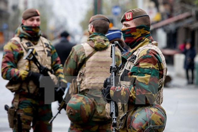 Binh sĩ Bỉ tuần tra tại thủ đô Brussels. (Nguồn: THX/TTXVN)