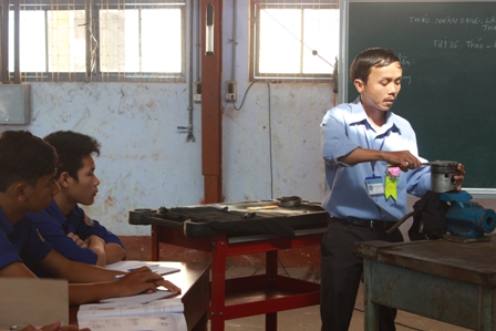 Tiết thao giảng của giáo viên dạy  nghề ô tô.