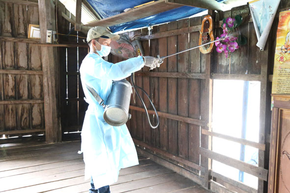 Cán bộ y tế phun hóa chất diệt muỗi tại nhà dân ở xã Krông Na.