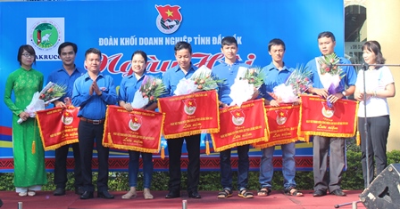 Ban Tổ chức trao Cờ lưu niệm cho các cụm thi đua tham gia Ngày hội