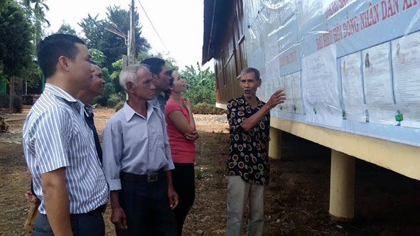 Cử tri buôn Krông A, xã Ea Tu (TP. Buôn Ma Thuột) tìm hiểu thông tin ứng cử viên 4 cấp tại khu vực nhà cộng đồng buôn.