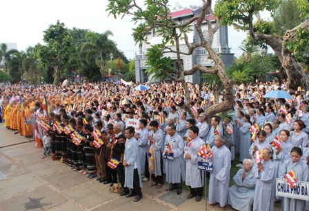 Đông đảo tăng ni, phật tử tham dự Đại lễ Phật đản tại chùa Sắc tứ Khải Đoan