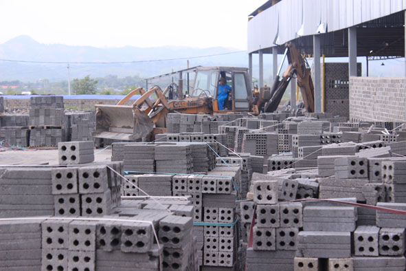 Sản xuất gạch không nung tại Công ty TNHH xây dựng Đại Tín (Khu công nghiệp Hòa Phú, TP. Buôn Ma Thuột).