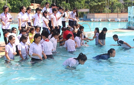 Các em thiếu nhi tham gia trò chơi dưới nước