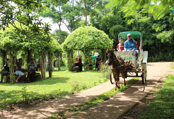 Du khách tham quan tại Khu du lịch Ko Tam (TP. Buôn Ma Thuột)