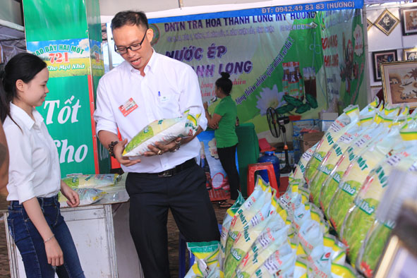 Giới thiệu sản phẩm gạo 721 tại hội chợ.  Ảnh: Đỗ Lan