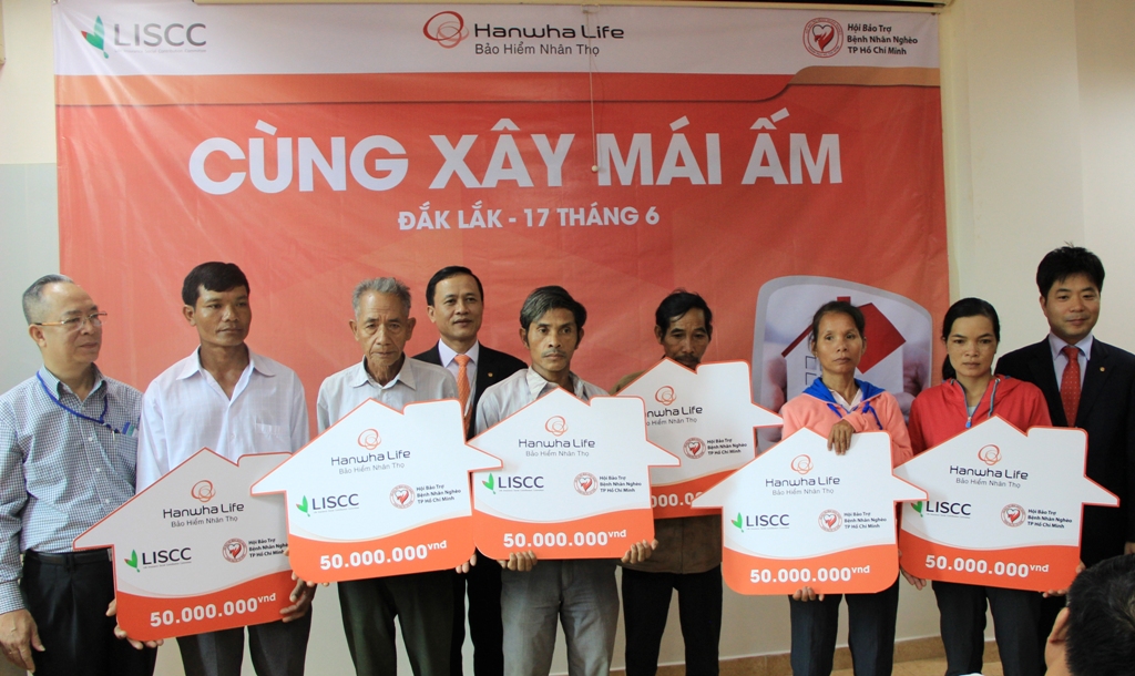 Hội Bảo trợ bệnh nhân nghèo TP. Hồ Chí Minh, Công ty TNHH Bảo hiểm nhân thọ Hanwha Life Việt Nam và Ủy ban MTTQ Việt Nam tỉnh Đắk Lắk trao số tiền tượng trưng  hỗ trợ các gia đình xây dựng nhà Đại đoàn kết.