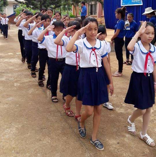 Các em thiếu nhi diễu hành theo nghi thức Đội