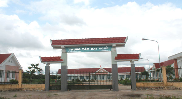 Trung tâm Dạy nghề huyện Buôn Đôn được đầu tư xây dựng khang trang.