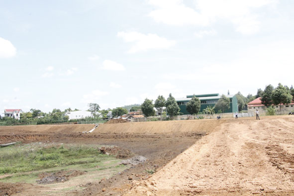 Đường vành đai bờ hồ được xây dựng - mở ra cơ hội phát triển du lịch cho huyện Ea Kar.