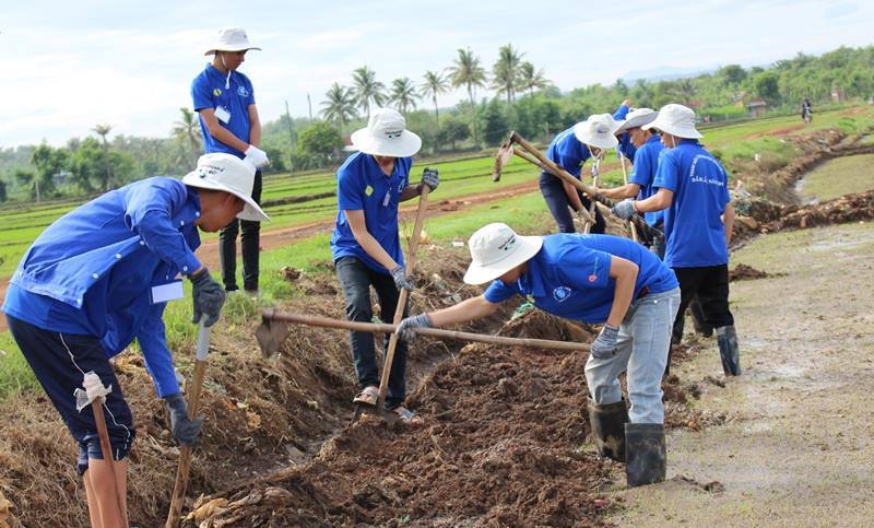Thanh niên tình nguyện tham gia làm kênh mương thủy lợi