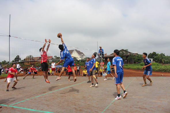 Đoàn viên, thanh niên xã Cư Né (huyện Krông Búk) giao lưu bóng chuyền tại sân bóng vừa khánh thành ở buôn Drao.