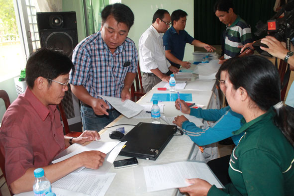 Người dân buôn Ea Nao A (xã Ea Tu, TP. Buôn Ma Thuột) nhận quyết định hỗ trợ đất sản xuất  theo Quyết định 755.   Ảnh: Thúy Hồng