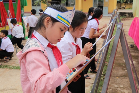 Các em học sinh lớp 5 vẽ lại câu truyện mà mình vừa đọc.