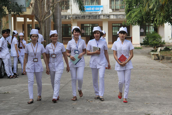 Đất nước hội nhập, ngoài kiến thức chuyên môn thì ngoại ngữ là điều kiện không thể thiếu. (Trong ảnh: Học viên Trường Trung cấp Y tế Đắk Lắk).