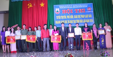 Ông Phạm Đăng Khoa, Giám đốc Sở GD-ĐT trao Cờ cho 4 đơn vị