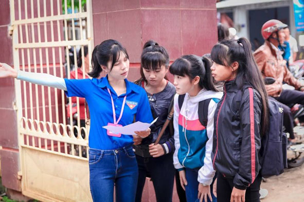 Sinh viên Trường Đại học Tây Nguyên hướng dẫn các thí sinh trong chương trình “Tiếp sức mùa thi” năm 2016.