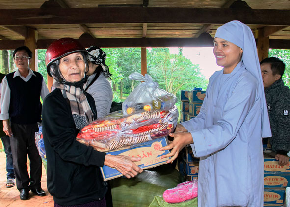 Những món quà được các tình nguyện viên trao tận tay từng hộ nghèo trong chương trình “Xuân trao yêu thương – Ea Dah ấm lòng miền núi”.