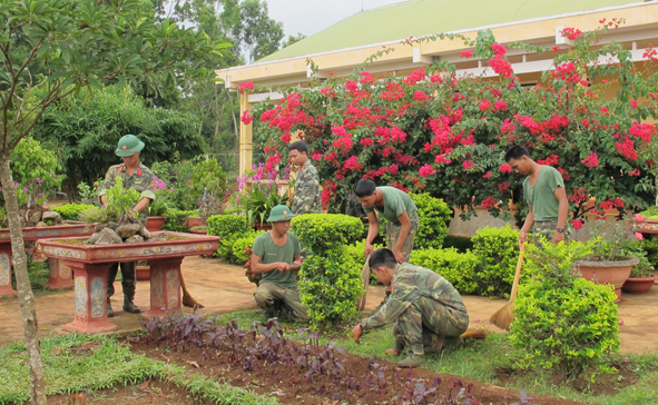 Chiến sĩ Tiểu đoàn 9 (Trung đoàn 95, Sư đoàn 2) chăm sóc vườn hoa, chuẩn bị đón Tết