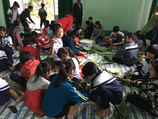 Cô trò cùng gói bánh Tét Xuân Đinh Dậu 2017.