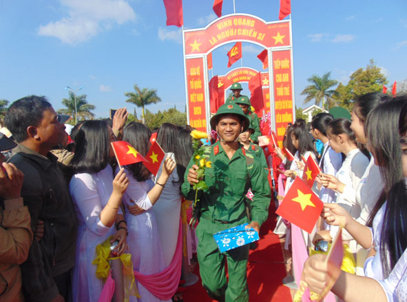 Tân binh huyện Cư M’gar bước trên cầu vinh quang.  Ảnh: T. Hải