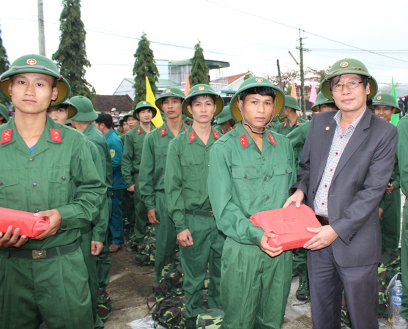 (3)	Lãnh đạo huyện M’Đrắk tặng quà các tân binh. Ảnh: T.Ninh