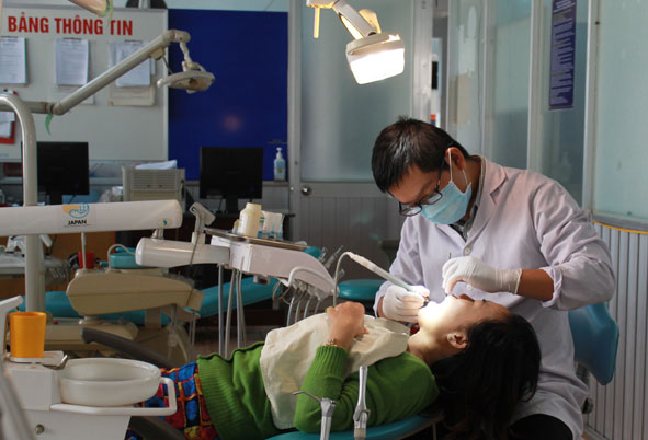 Bác sĩ Bệnh viện Đa khoa TP. Buôn Ma Thuột khám bệnh cho người dân.