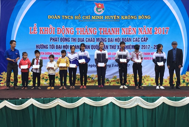 CLB Yêu Guitar – Krông Bông kết hợp các mạnh thường quân trao 30 phần quà cho các hộ gia đình khó khăn và trao 10 xuất học bổng cho các em học sinh có hoàn khó khăn vươn lên trong học tập