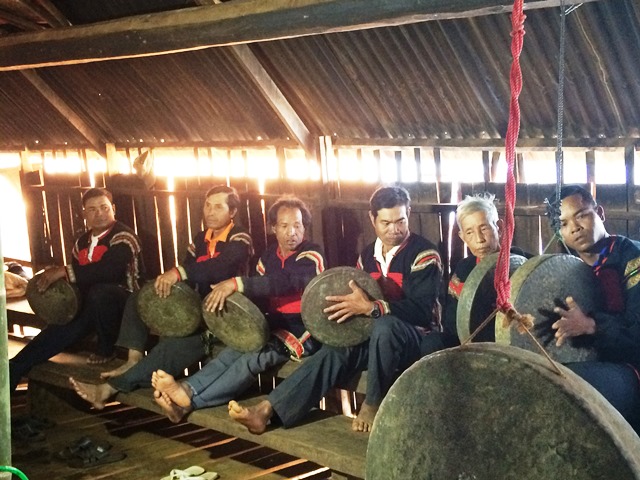 Tiếng chiêng ngân vang trong lễ cúng bến nước tại nhà dài của người Êđê.