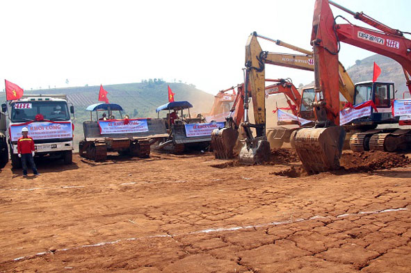 Khởi công dự án Trang trại phong điện Tây Nguyên tại huyện Ea H’leo (ảnh: L.Phước)