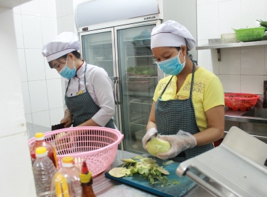Nhân viên khách sạn Dakruco sơ chế thực phẩm tại khu vực nhà bếp.