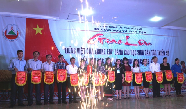 Ban tổ chức trao cờ thi đua cho các đơn vị tham gia giao lưu.